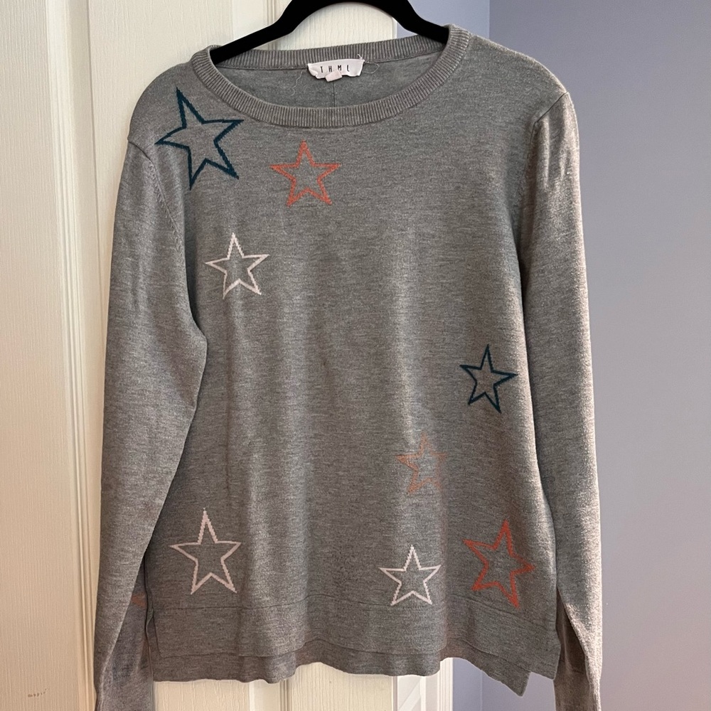 Gray Sweater With Star Patterns - image 1